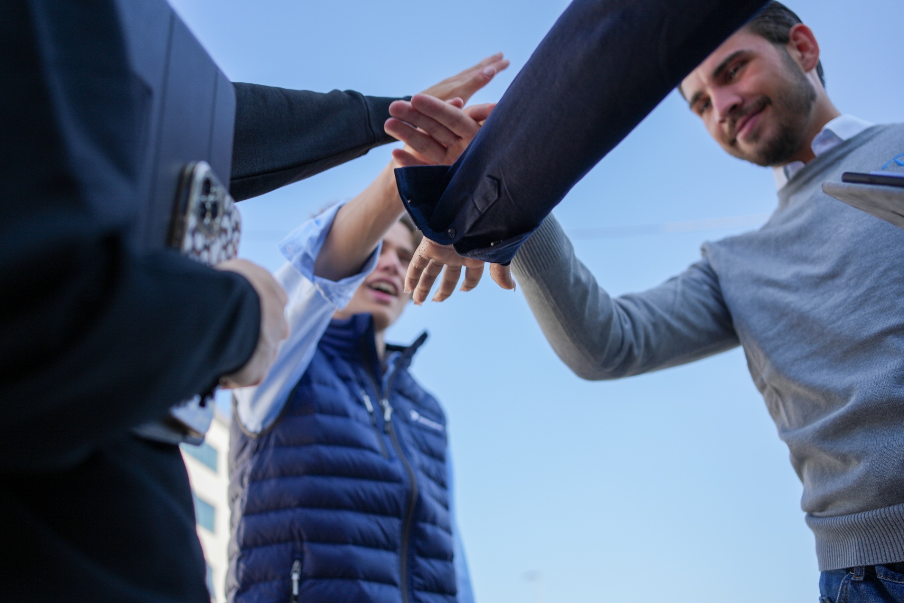 Team samlas för high-five